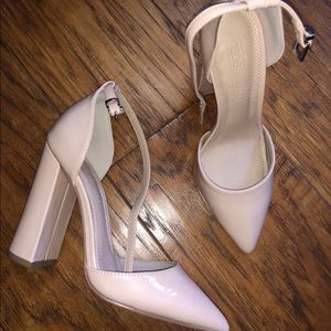 Lot of 2 size 6 shoes. Closet clean out !